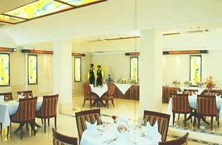 Imagen del bar/restaurante del Hotel Ashoka International Delhi. Foto 1