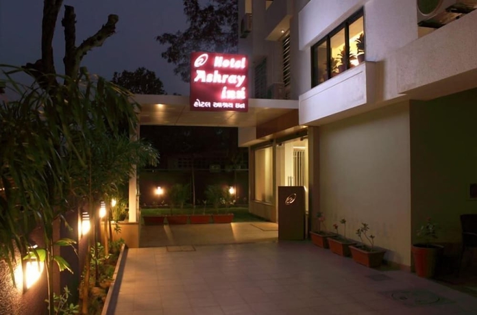 Imagen de los exteriores del Hotel Ashray Inn. Foto 10