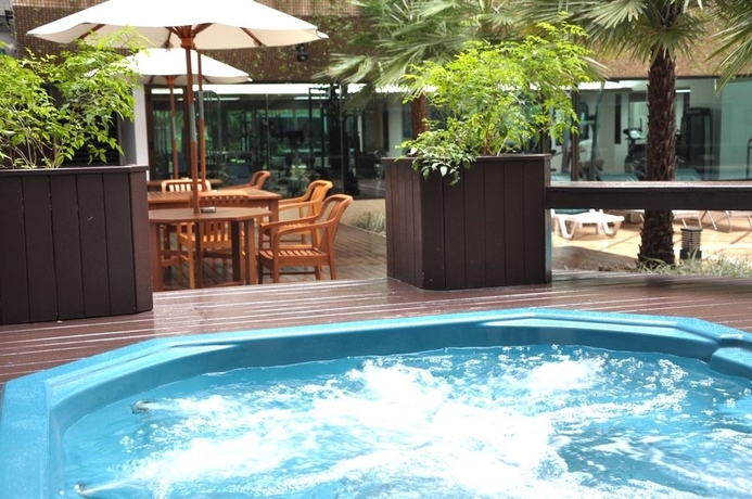 Imagen de la piscina del Hotel Asia Bangkok. Foto 15