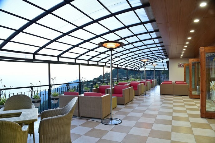 Imagen del bar/restaurante del Hotel Asia Health Resorts and Spa. Foto 10