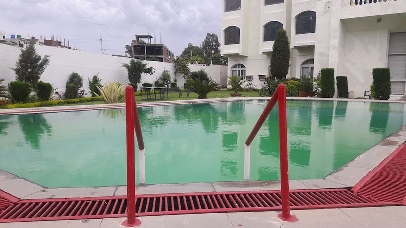 Imagen de la piscina del Hotel Asia Vaishno Devi. Foto 11