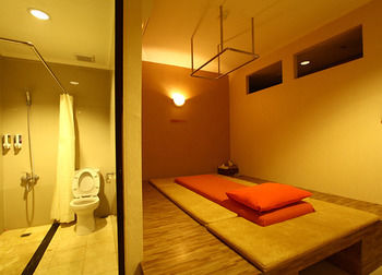 Imagen de la habitación del Hotel Asialink Premier Karawang. Foto 6