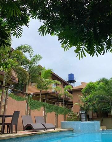 Imagen de la piscina del Hotel Asian Village Tagaytay. Foto 32