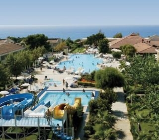 Imagen de la piscina del Hotel Aska Costa Holiday Club. Foto 13