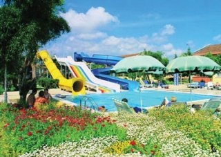 Imagen de la piscina del Hotel Aska Costa Holiday Club. Foto 15