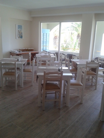 Imagen del bar/restaurante del Hotel Aslanis Village. Foto 2