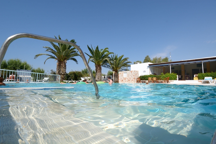 Imagen de la piscina del Hotel Aslanis Village. Foto 12