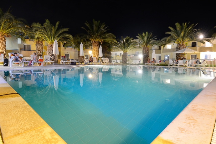 Imagen de la piscina del Hotel Aslanis Village. Foto 13