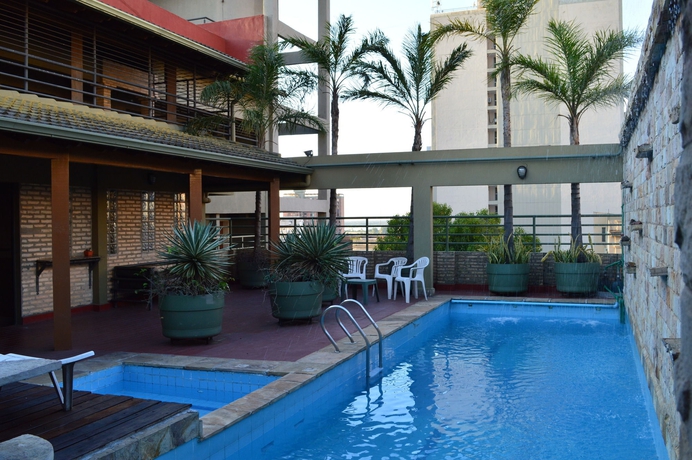 Imagen de la piscina del Hotel Aspen and Apart. Foto 13