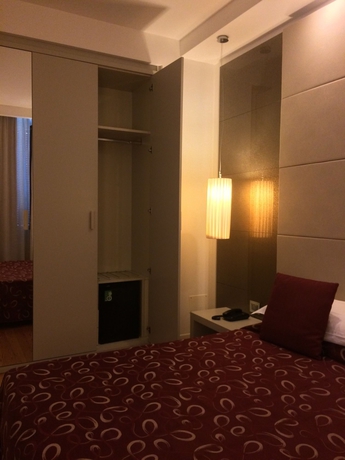 Imagen de la habitación del Hotel Aspromonte. Foto 13