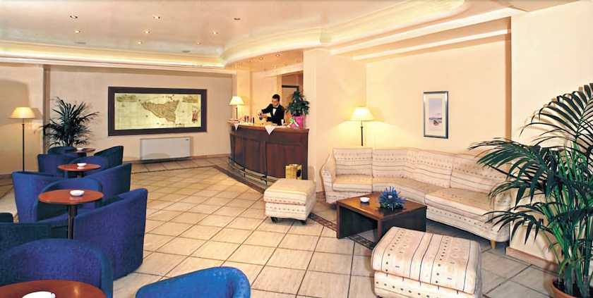 Imagen del bar/restaurante del Hotel Assinos Palace. Foto 2