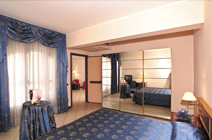 Imagen de la habitación del Hotel Assinos Palace. Foto 13