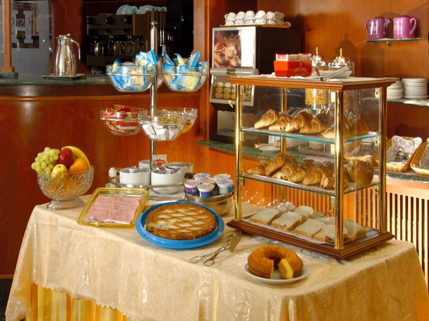 Imagen del bar/restaurante del Hotel Assisi. Foto 8