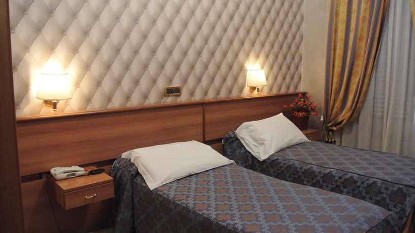 Imagen de la habitación del Hotel Assisi. Foto 13