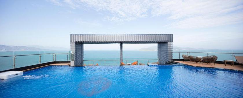 Imagen de la piscina del Hotel Asteria Comodo Nha Trang. Foto 18