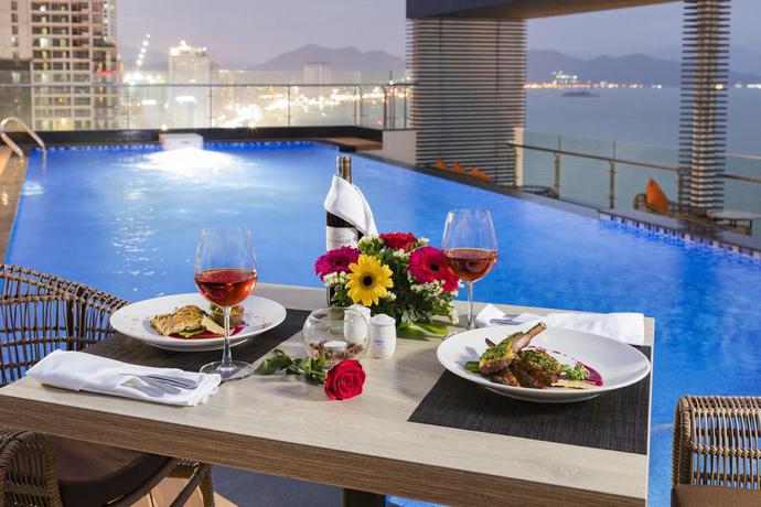 Imagen de la piscina del Hotel Asteria Comodo Nha Trang. Foto 19