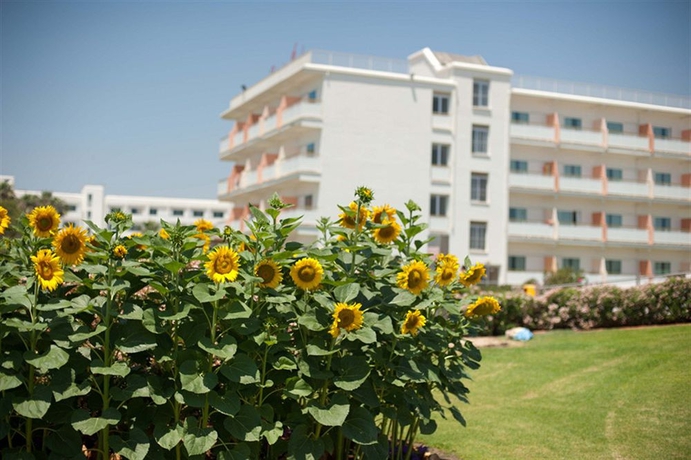 Imagen de los exteriores del Hotel Asterias Beach. Foto 8