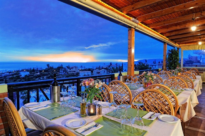 Imagen del bar/restaurante del Hotel Asterias Village Resort. Foto 2