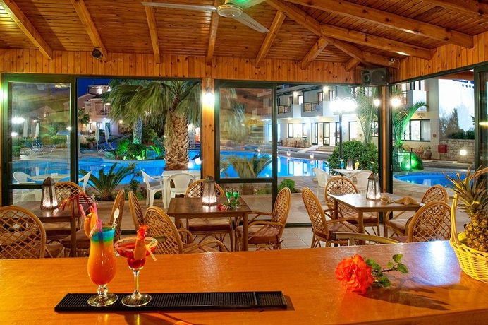 Imagen del bar/restaurante del Hotel Asterias Village Resort. Foto 3