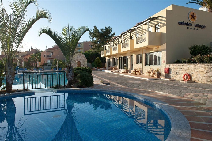 Imagen de la piscina del Hotel Asterias Village Resort. Foto 8