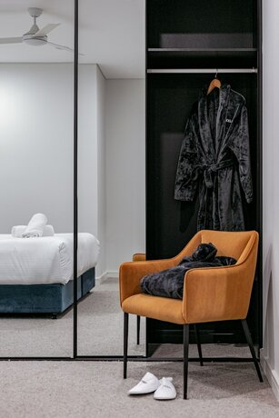 Imagen de la habitación del Hotel Astina Suites. Foto 11