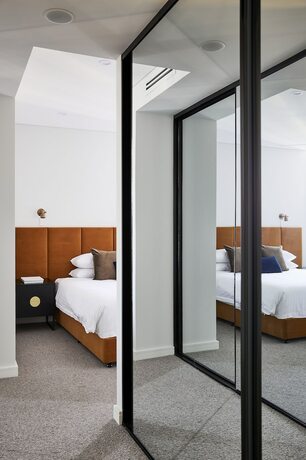 Imagen de la habitación del Hotel Astina Suites. Foto 15