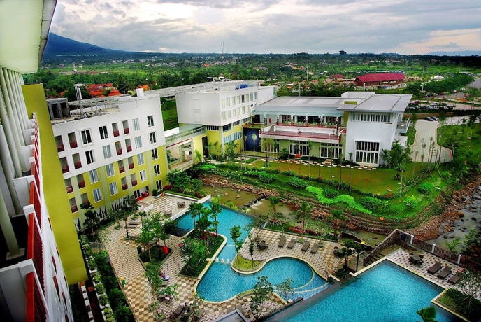 Imagen de la piscina del Hotel Aston Bogor and Resort. Foto 18