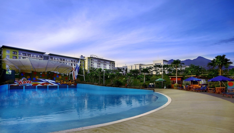 Imagen de la piscina del Hotel Aston Bogor and Resort. Foto 19