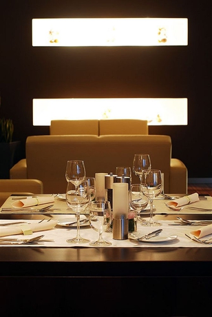 Imagen del bar/restaurante del Hotel Aston Business. Foto 2