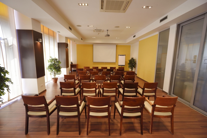 Imagen de los interiores del Hotel Aston Business. Foto 7