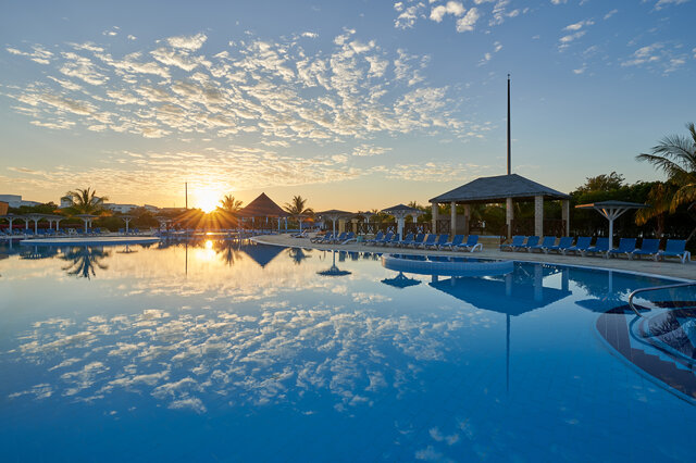 Imagen de la piscina del Hotel Aston Costa Verde. Foto 15