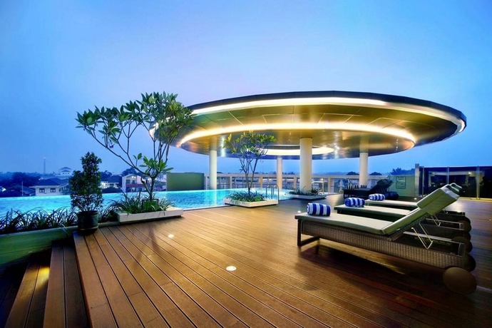 Imagen de la piscina del Hotel Aston Imperium Purwokerto. Foto 16