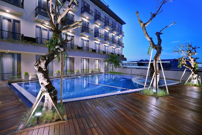 Imagen de la piscina del Hotel Aston Inn Mataram. Foto 19