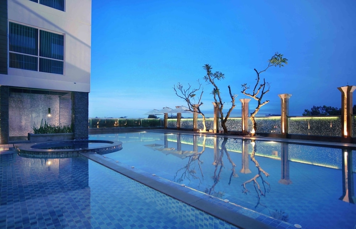 Imagen de la piscina del Hotel Aston Jember and Conference Center. Foto 19