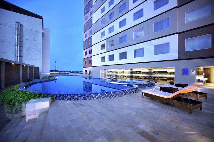 Imagen de la piscina del Hotel Aston Kupang and Convention Center. Foto 8