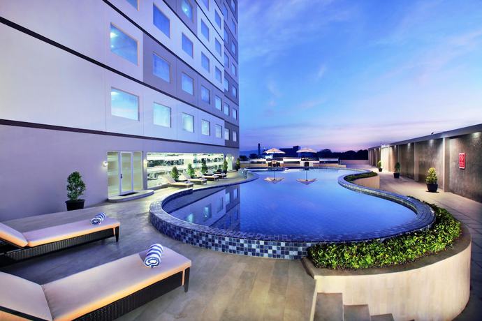 Imagen de la piscina del Hotel Aston Kupang and Convention Center. Foto 9
