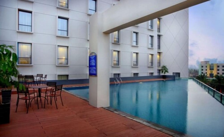 Imagen de la piscina del Hotel Aston Palembang and Conference Center. Foto 14