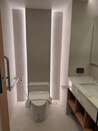 Imagen de la habitación del Hotel Aston Pattaya. Foto 8