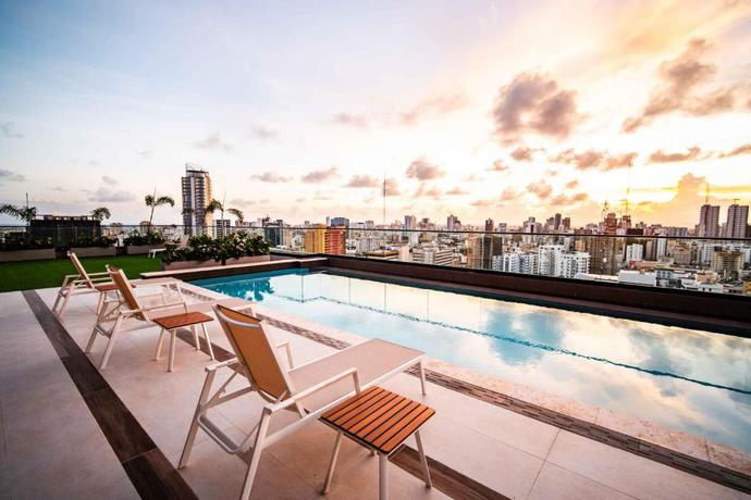 Imagen de la piscina del Hotel Aston Rubi City Suites. Foto 7