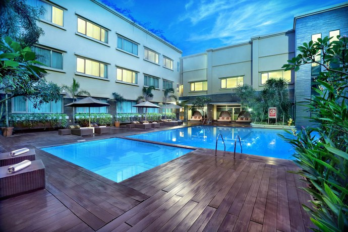 Imagen de la piscina del Hotel Aston Tropicana Bandung. Foto 19