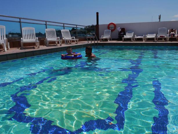 Imagen de la piscina del Hotel Astoria Park. Foto 16