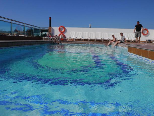 Imagen de la piscina del Hotel Astoria Park. Foto 17