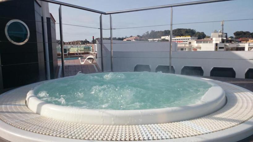 Imagen de la piscina del Hotel Astoria Park. Foto 20