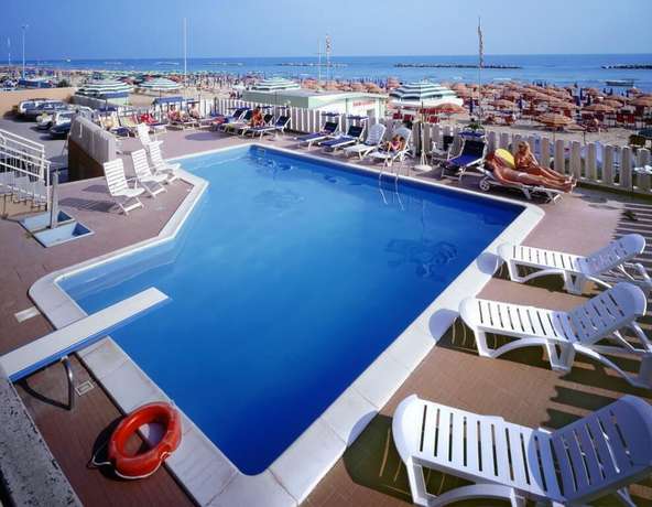 Imagen de la piscina del Hotel Astoria Pesaro. Foto 20