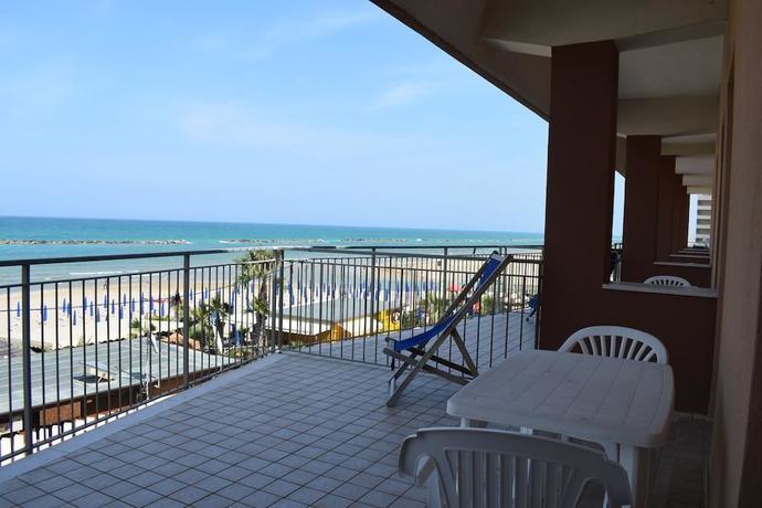 Imagen de los exteriores del Hotel Astoria Pesaro. Foto 17