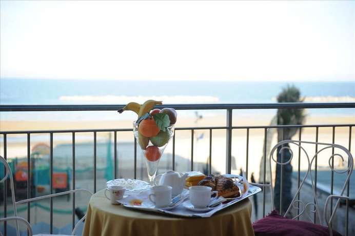 Imagen del bar/restaurante del Hotel Astoria Pesaro. Foto 3