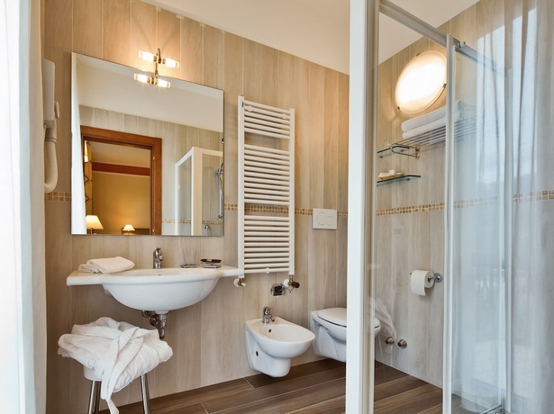 Imagen de la habitación del Hotel Astra, Gardola. Foto 7