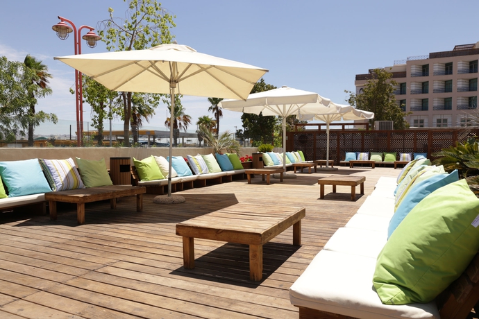 Imagen de la piscina del Hotel Astral Nirvana Suites. Foto 15