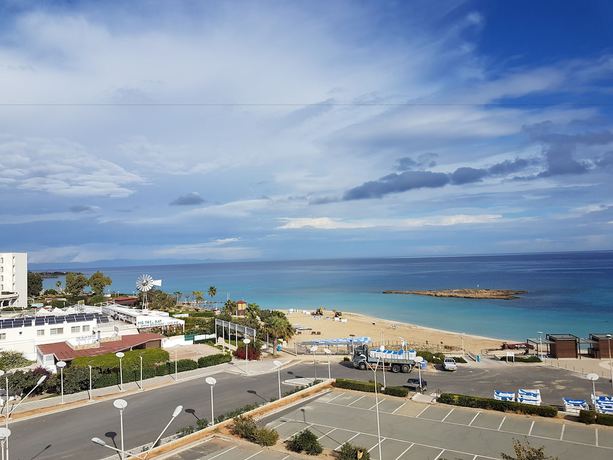 Imagen de los exteriores del Hotel Astreas Beach. Foto 8