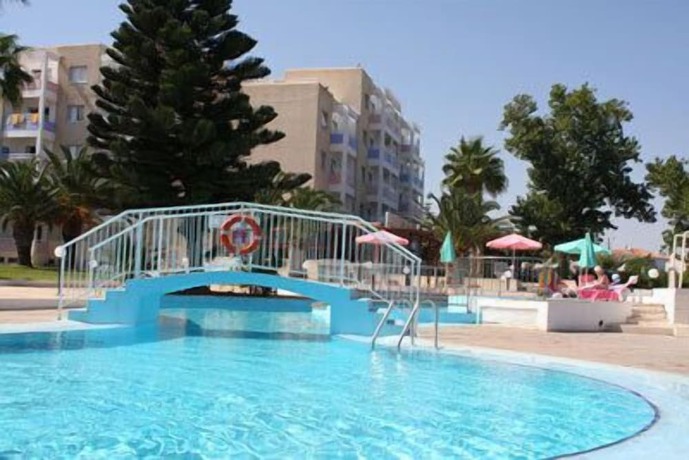 Imagen de la piscina del Hotel Astreas Beach. Foto 13